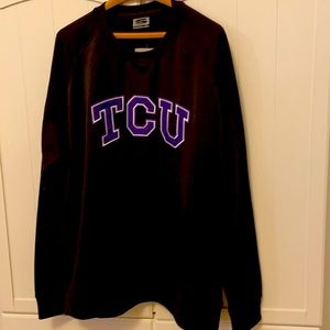 Men’s crew neck sweatshirt.